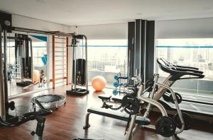 sala fitness z siłownią z dużym oknem w obiekcie Super Conforto - Allianz Parque - Com Estacionamento - 401 w São Paulo