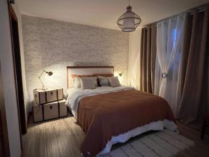 um quarto com uma cama grande e uma janela em Charmoso recanto na serra em Teresópolis