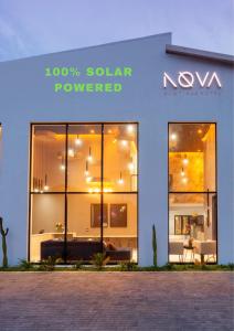 Nova Boutique Hotel, spa and conference venue في بورت اليزابيث: يوجد متجر نوفا مع نوافذ زجاجية كبيرة