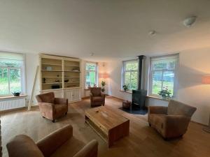 een woonkamer met stoelen en een salontafel bij Vakantiehuis Aldubo in Den Burg