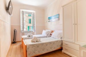 een slaapkamer met 2 bedden en een raam bij Alla Marina Affittacamere in Riomaggiore