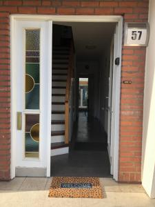 einen Eingang zu einem Gebäude mit der Nummer an der Tür in der Unterkunft Haus Bergglück in Hückelhoven