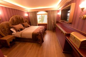 um quarto com uma cama grande e uma janela em Chocoland Hotel Gramado soft opening em Gramado