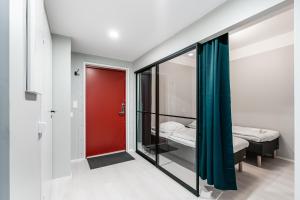 HyryläにあるSpot Apartments Hyryläの赤いドアとベッドが備わる部屋