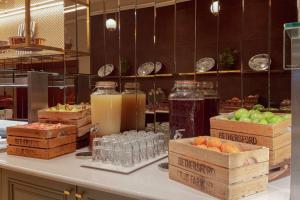 een toonbank met flessen en glazen sap en dranken bij Hilton Belfast in Belfast +146 foto's