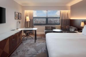 een hotelkamer met een bed en een woonkamer bij Hilton Belfast in Belfast