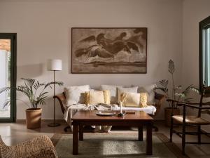uma sala de estar com um sofá e uma mesa em Phi Simple Living Quarters em Akrotiri