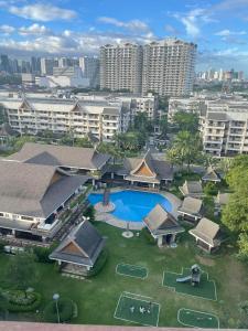 una vista aerea di un resort con piscina e edifici di KAMALA 908 a Manila