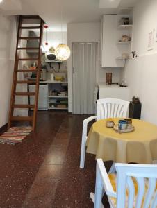 a kitchen and dining room with a table and chairs at Comodo Departamento en zona residencial in Mar del Plata