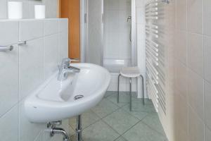 Bilik mandi di Ferienwohnung zur Steinburg +17 gambar