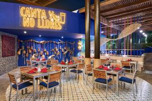 restauracja ze stołami i krzesłami oraz tabliczką, która nie czyta już kantyny w obiekcie Wyndham Alltra Vallarta, All-Inclusive Resort w mieście Nuevo Vallarta