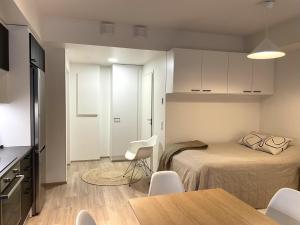 ein Schlafzimmer mit einem Bett und einem Tisch und Stühlen in der Unterkunft Viihtyisä yksiö Santalahdessa in Tampere