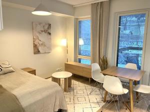 um quarto com uma cama, uma mesa e cadeiras em Viihtyisä yksiö Santalahdessa em Tampere