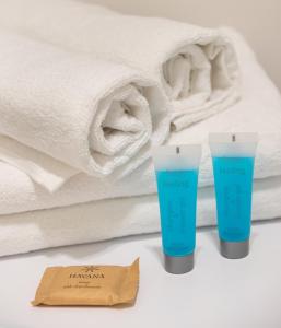 a set of two blue plastic cups next to towels at Ursynów Kłobucka Cosy Apartment in Warsaw