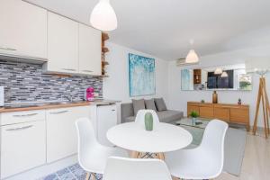 Kuchyň nebo kuchyňský kout v ubytování SM-LITTLE HOUSE IN DOWTOWN Casita Ampuriabrava