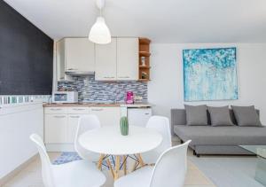 Kuchyň nebo kuchyňský kout v ubytování SM-LITTLE HOUSE IN DOWTOWN Casita Ampuriabrava