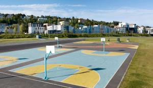 um parque de estacionamento vazio com um campo de basquetebol numa cidade em Viihtyisä yksiö Santalahdessa em Tampere