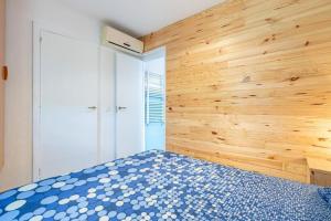 Postel nebo postele na pokoji v ubytování SM-LITTLE HOUSE IN DOWTOWN Casita Ampuriabrava