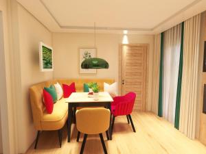 ein Esszimmer mit einem Tisch und Stühlen in der Unterkunft Hotel Gasthof Mitteregger in Kaprun