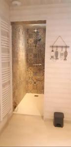 ein Bad mit ebenerdiger Dusche in einem Zimmer in der Unterkunft "La Mer Bohème", patio, parking privé, 8 mn plage in Le Portel + 12 Fotos