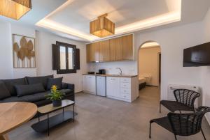 ein Wohnzimmer mit Sofa und Tisch in der Unterkunft Nostos Apartments Kamari in Kamari