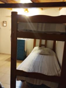 a bunk bed in a room with a bunk bedutenewayangering at Comodo Departamento en zona residencial in Mar del Plata