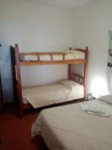 トラビーアにあるCasa Siciliana Altarbiahの二段ベッド2組が備わるドミトリールームのベッド1台分です。