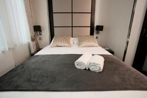 Tempat tidur dalam kamar di Great St Helen Hotel