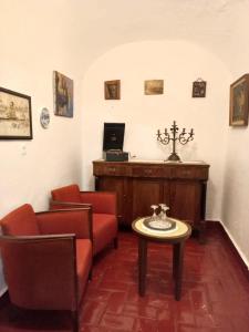 uma sala de espera com duas cadeiras e uma mesa em LA Amadeus & Monica em Miniş