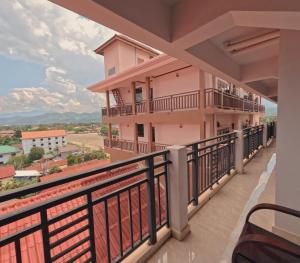 einen Balkon mit Blick auf ein Gebäude in der Unterkunft Vang Vieng Consiana Hotel in Vang Vieng