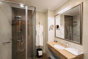 Bilik mandi di Paris Hotel Yerevan