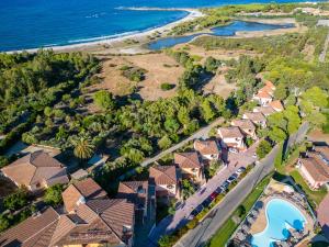 eine Luftansicht einer Unterteilung von Häusern am Meer in der Unterkunft Hotel Pedra Niedda in Budoni