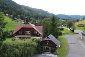 una casa al lado de una carretera al lado de una montaña en Alpenrose Boutique by Globalimmoservice, en Bad Kleinkirchheim