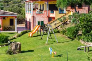 einen Spielplatz mit Rutsche im Hof in der Unterkunft Hotel Pedra Niedda in Budoni