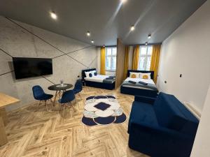 普热梅希尔LOFT HOUSE APARTMENTS的带沙发和桌子的客厅