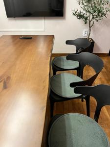 una fila di tavoli e sedie in una stanza di DMS_s01 a Seul