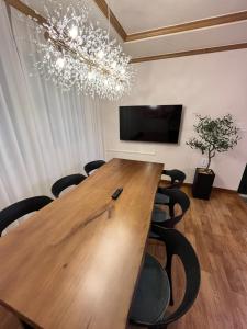 una sala conferenze con un lungo tavolo e sedie in legno di DMS_s01 a Seul