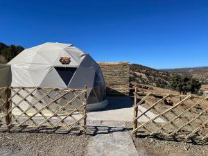 Bou TferdaEagles Dôme的田野中间的大帐篷