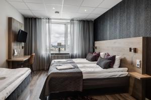 ヘルシンボリにあるDream - Luxury Hostelのベッド2台と窓が備わるホテルルームです。