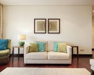 Ruang duduk di Authentic 2 bdr in Anantara Resort Palm Jumeirah