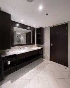 Koupelna v ubytování Authentic 2 bdr in Anantara Resort Palm Jumeirah
