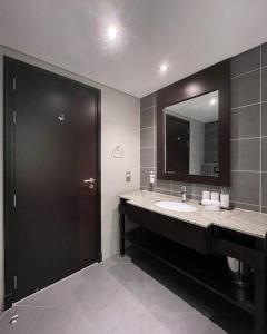 Bilik mandi di Authentic 2 bdr in Anantara Resort Palm Jumeirah