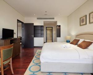 TV a/nebo společenská místnost v ubytování Authentic 2 bdr in Anantara Resort Palm Jumeirah
