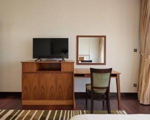 Televisyen dan/atau pusat hiburan di Authentic 2 bdr in Anantara Resort Palm Jumeirah