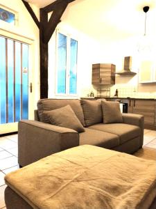 uma sala de estar com um sofá e uma cozinha em A Deux Pas des Halles - Hypercentre - Idéal Couple em Pau