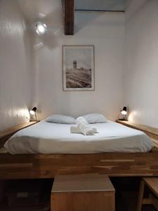 波城的住宿－A Deux Pas des Halles - Hypercentre - Idéal Couple，一间卧室配有一张床,上面有两条毛巾
