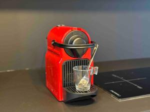 a red blender sitting on top of a laptop at Charmant Appartement Neuilly - 10mn Champs-Elysées in Neuilly-sur-Seine