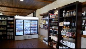 Ein Laden mit vielen Flaschen Alkohol. in der Unterkunft Hotel Ciudad de Plasencia in Plasencia