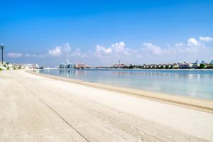 vistas a una playa con una ciudad en el fondo en Frond D Villa, Palm Jumeirah - Mint Stay en Dubái