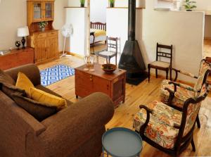 un salon avec un canapé et une cheminée dans l'établissement Aloe Cottage, à Montagu